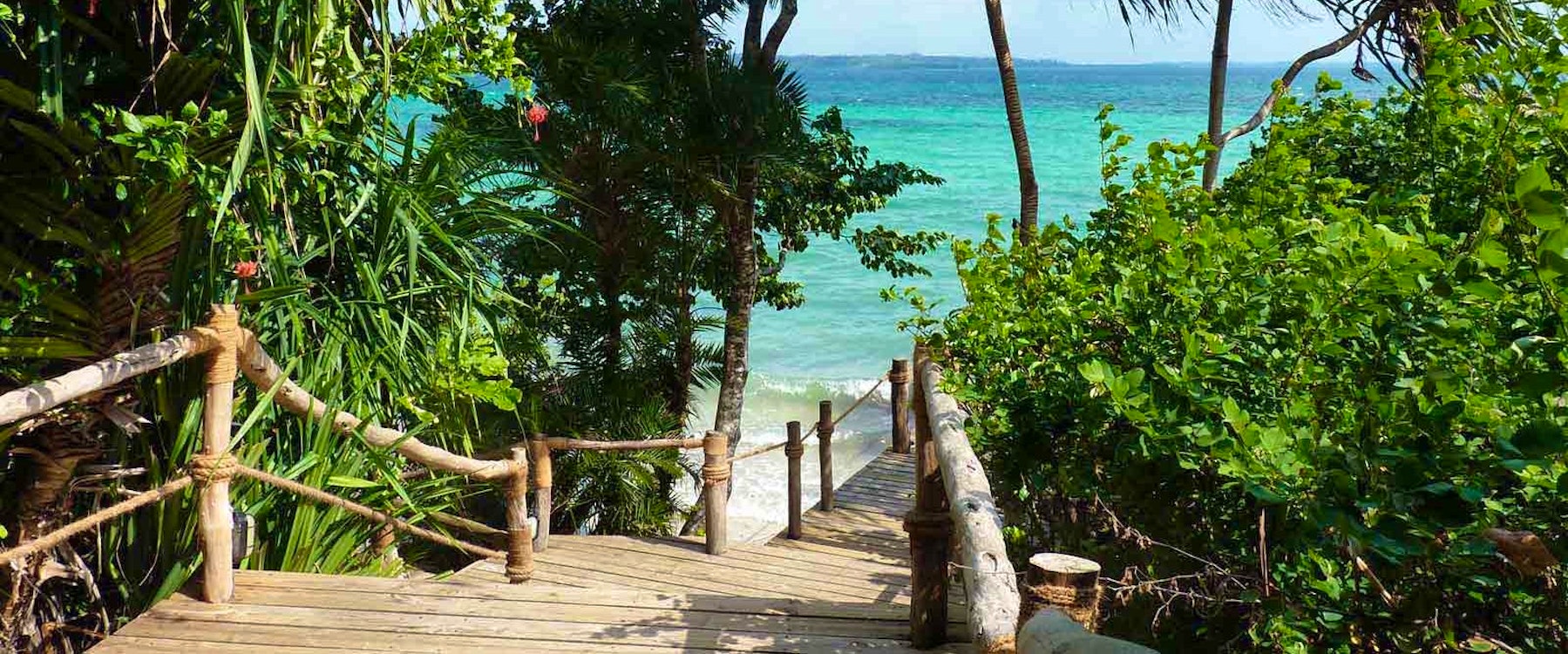 Walkway to the beach at Fundu Lagoon