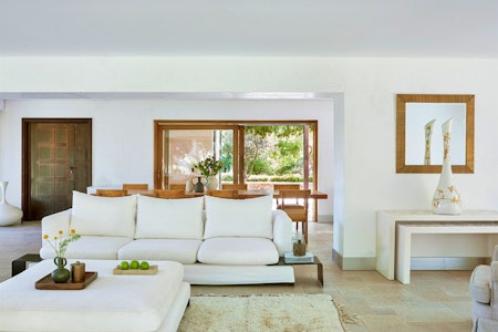 Estate On The Hill Living Space