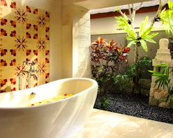 Studio suite with garden bathroom at Sudamala Suites & Villas