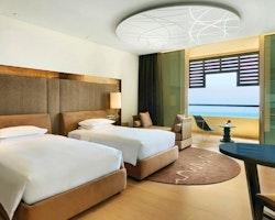 2 twin beds with sea view