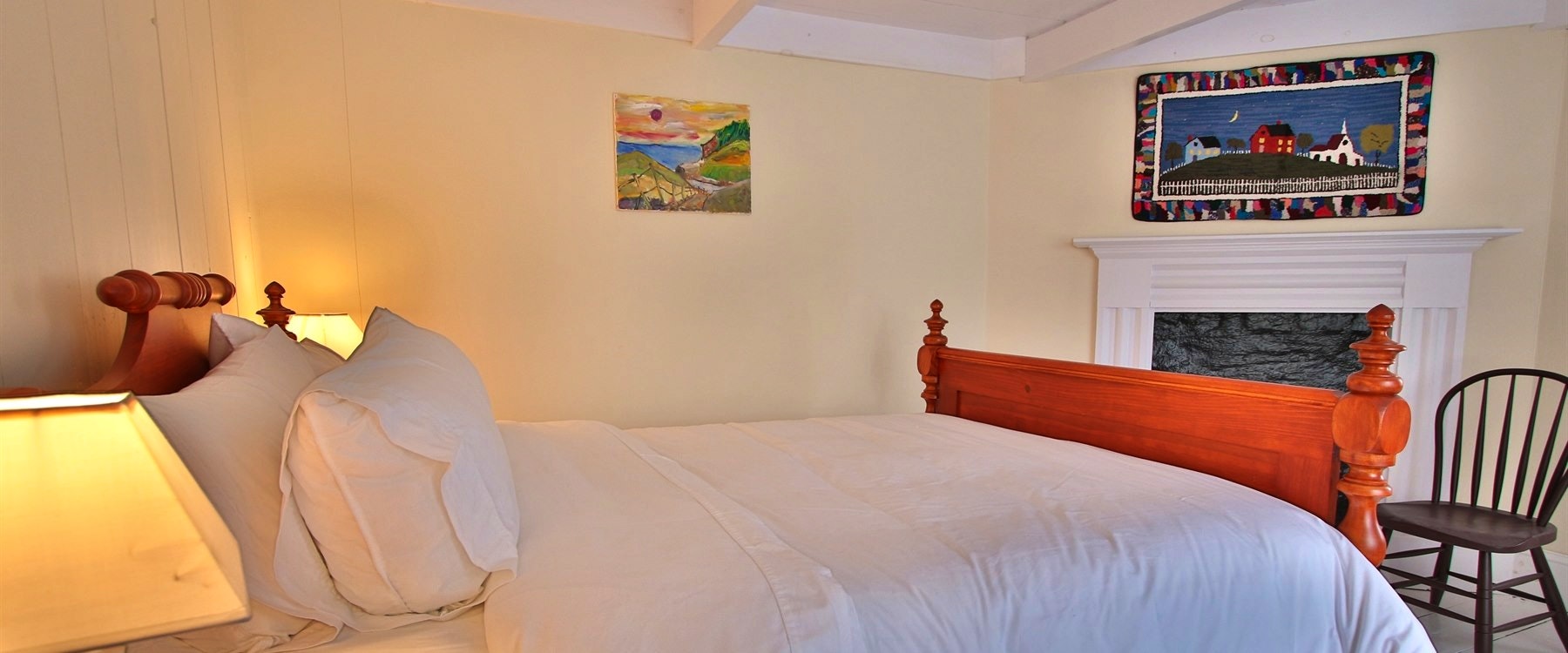 Guest bedroom at Artisan Inn, Trinity