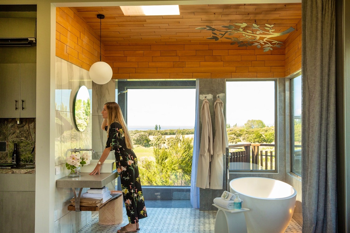 tree house bathroom at hapuku lodge  tree houses kaikoura