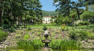 Escape to this stunning villa with manicured gardens in beautiful Lake Como<place>Passalacqua, Lake Como</place><fomo>148</fomo>