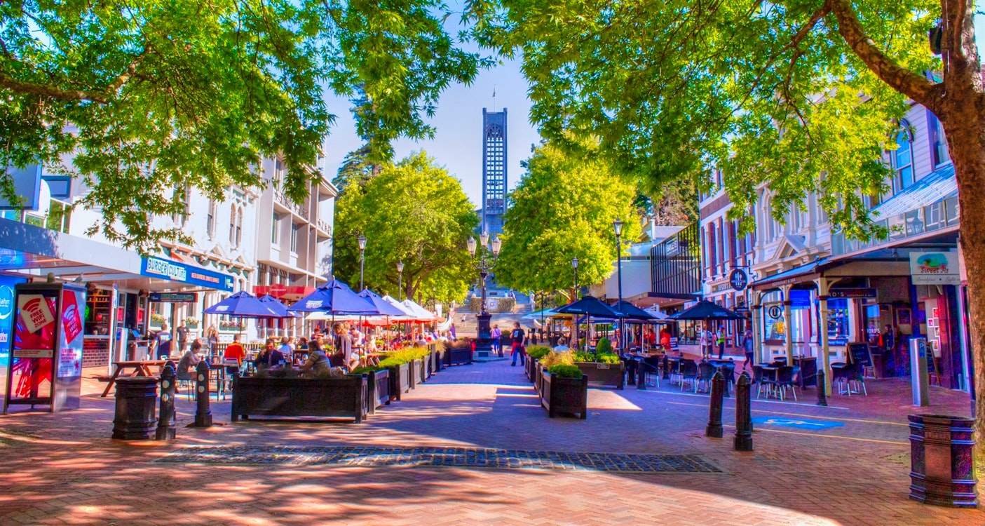 al fresco dining in nelson photo  barry peck www.nelsontasman.nz