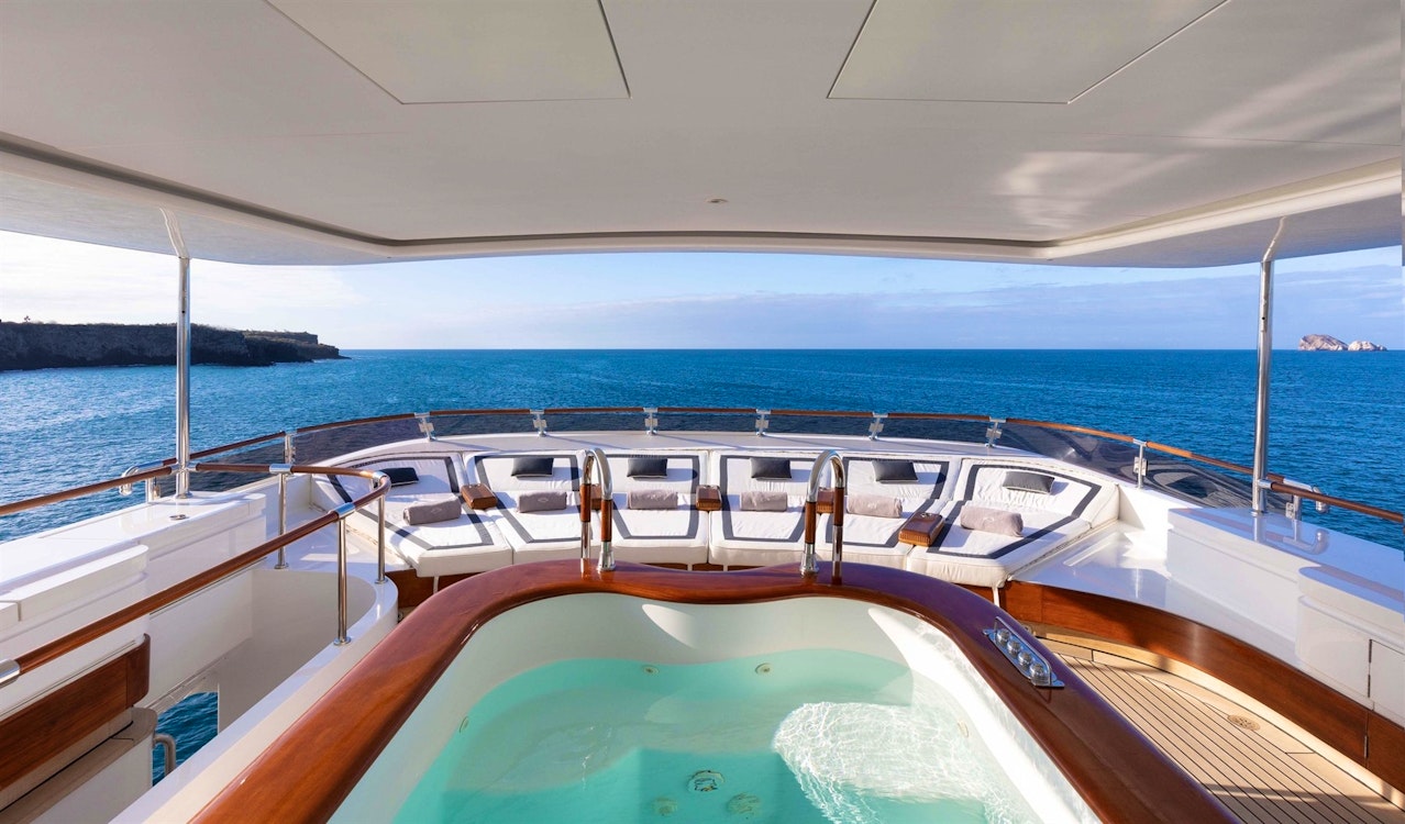 Aqua Mare Jacuzzi| Aqua Expeditions
