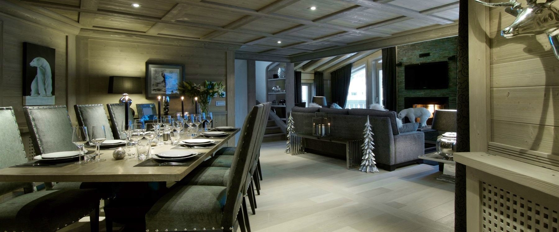 Dining area at the Black Pearl Chalet France