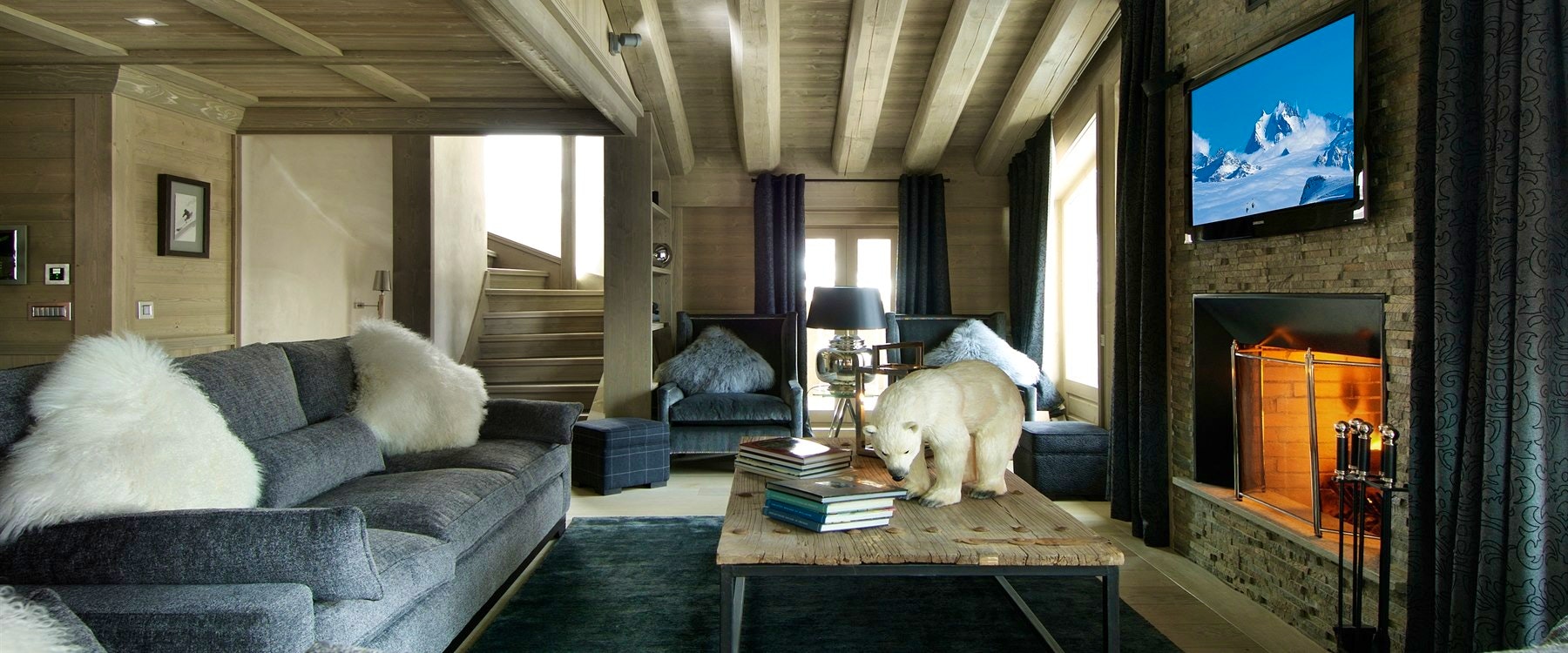 Lounge and TV at the Black Pearl Chalet France