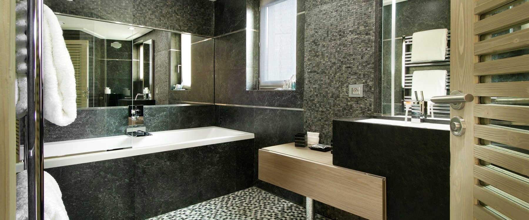 Bath and Sink at the Black Pearl Chalet France