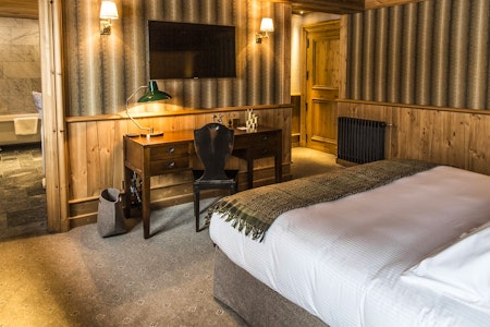 Bedroom and en suite at Chalet Ambre