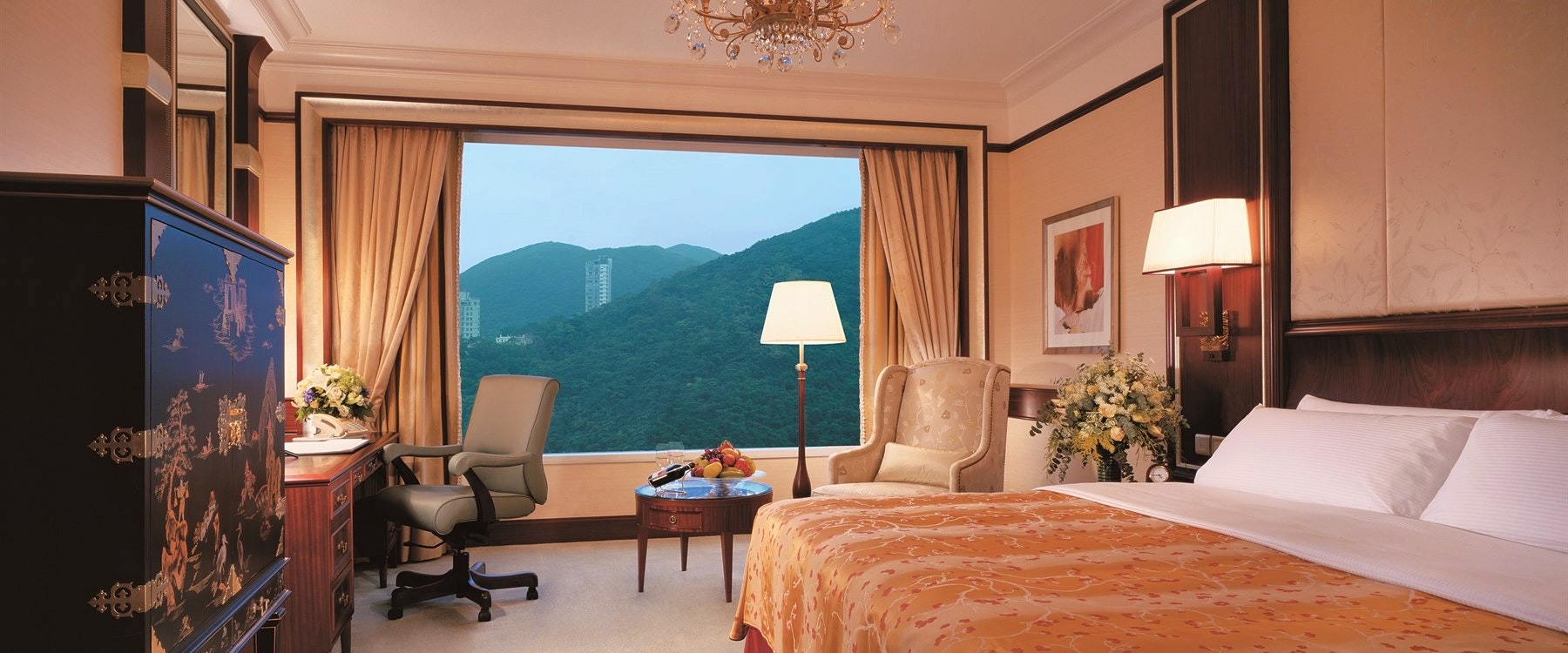 Deluxe Peak View room at Island Shangri La, Hong Kong