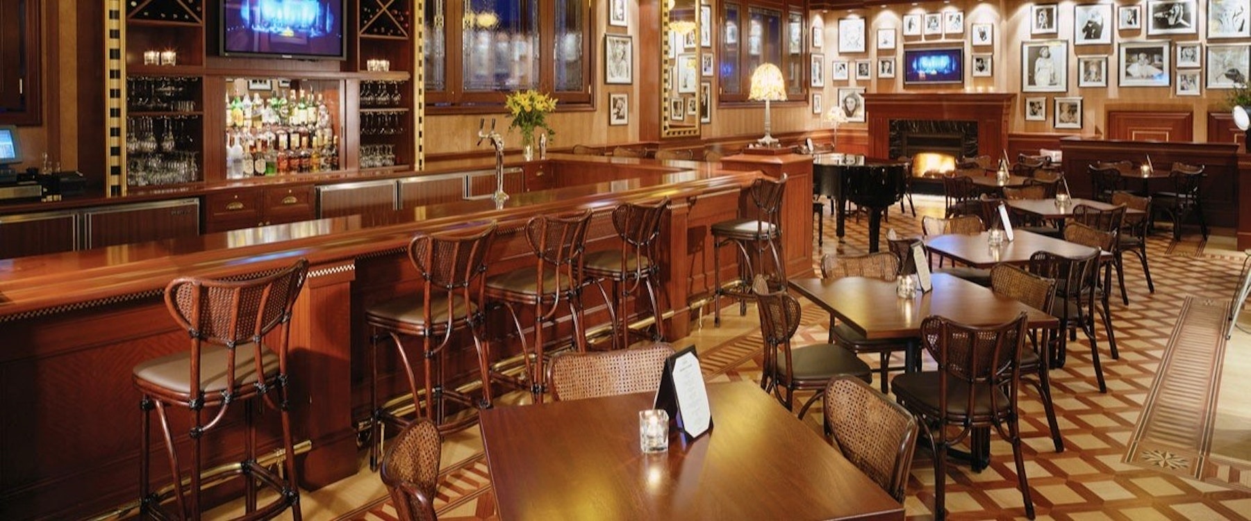 Divas Cocktail Bar at The Rimrock Resort Hotel, Banff