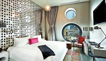 1 king bed silver room