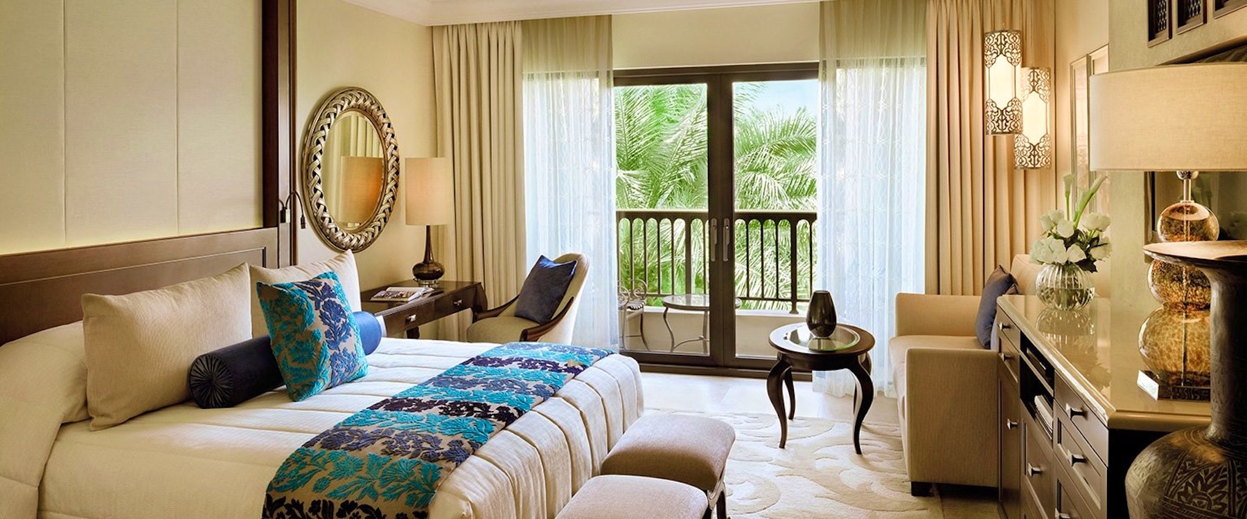 superior gold club room