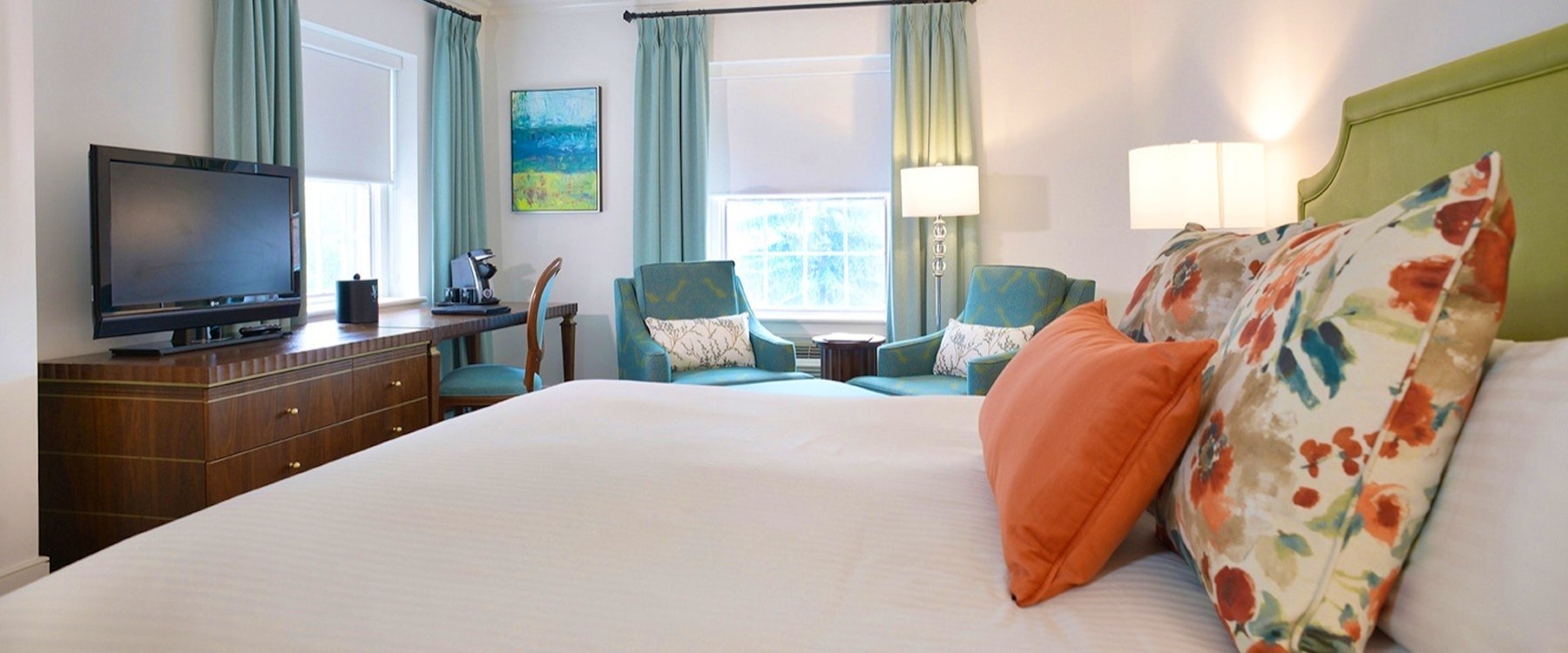 Guest Room at Queen’s Landing by Vintage Hotels, Ontario 