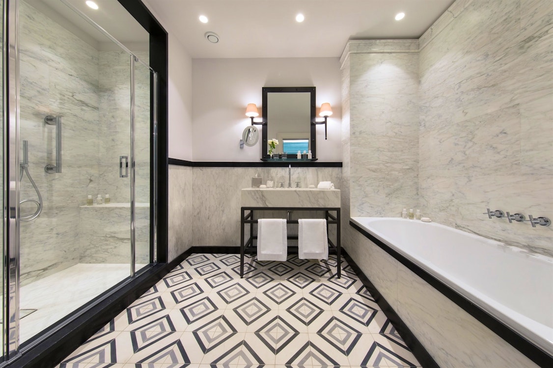 Bathroom, Hotel de la Ville, Italy