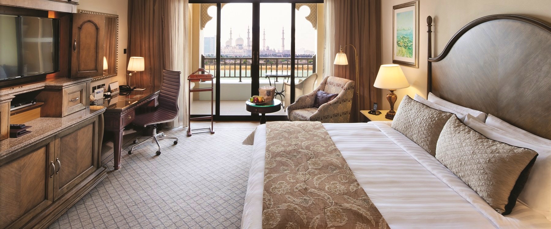 Horizon Club Deluxe Room at Shangri-La Qaryat Al Beri 