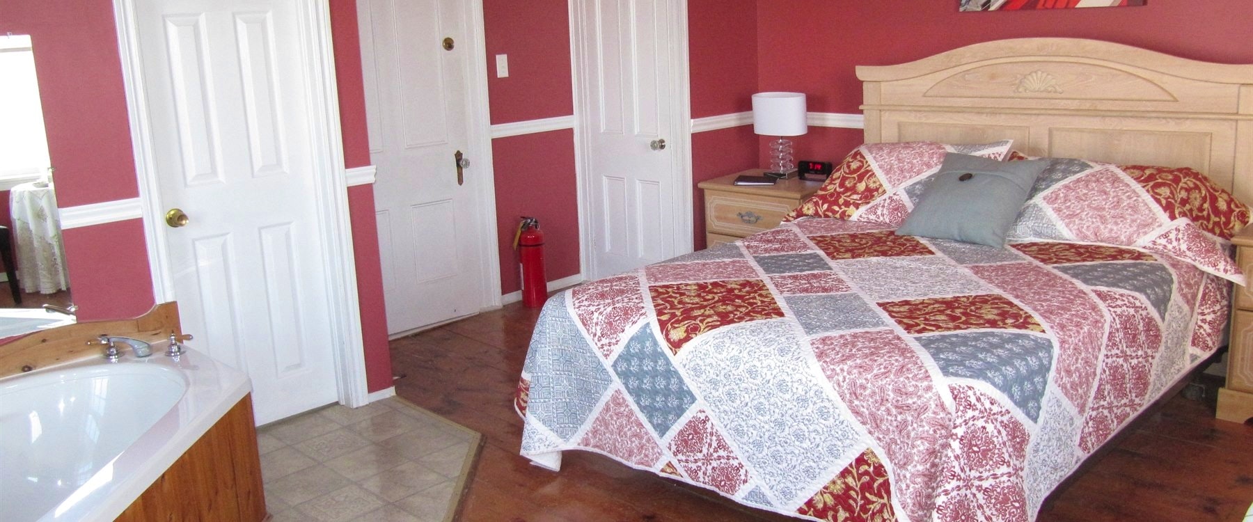 Deluxe Queen Room at at Harbour Lights Inn, Canada