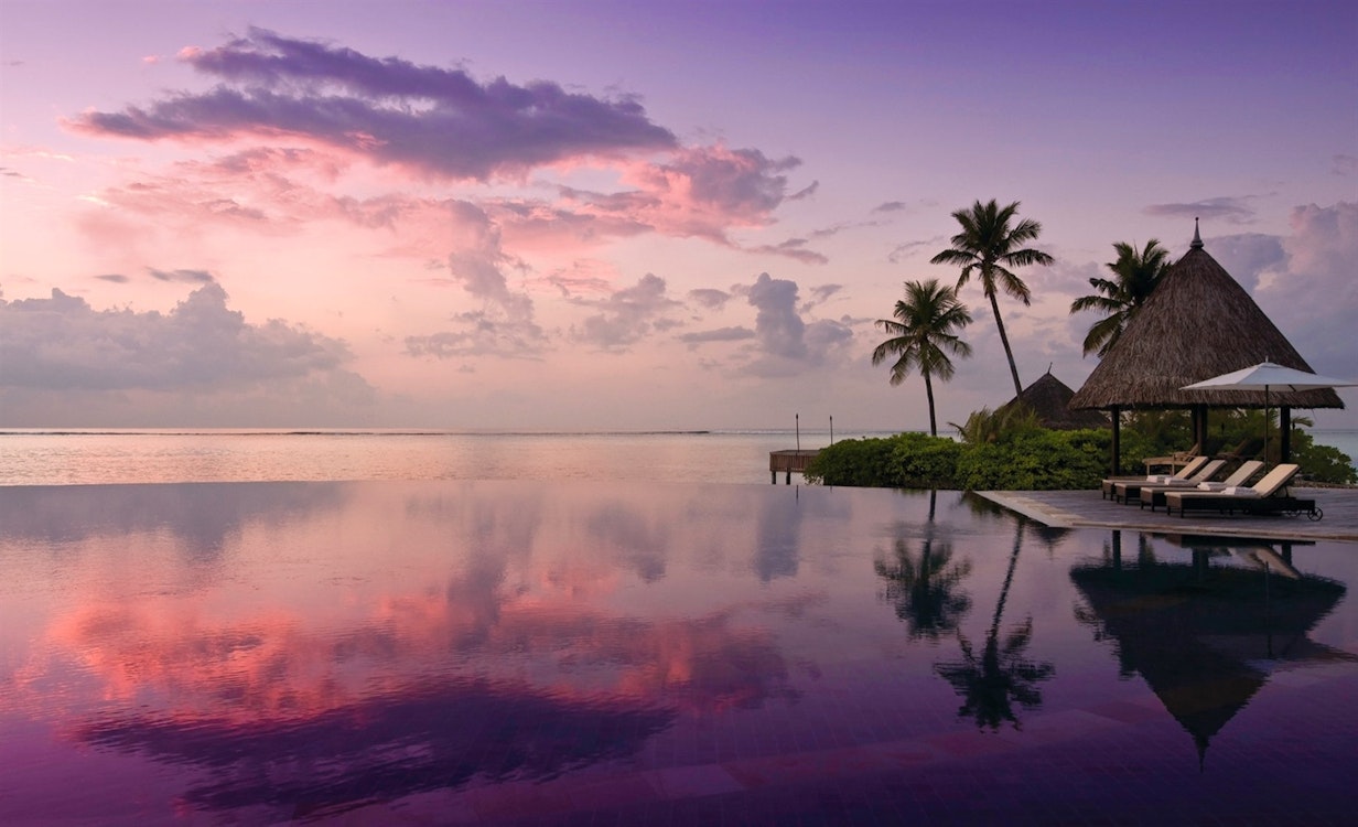 Infinity Pool, Four Seasons Resort Maldives at Kuda Huraa