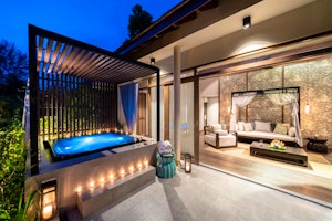 Jacuzzi Pool Suites