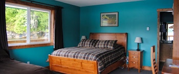 Knight Inlet Lodge image 3