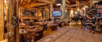 Lounge and Fire at Chalet Lhotse
