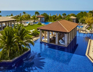 Escape to the natural beauty of Costa Navarino in your Master Infinity Beachfront Villa