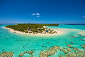 Indulge in a lavish summer escape at a 5-star French Polynesian resort for an unforgettable couples' retreat