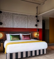 QT Deluxe Corner King