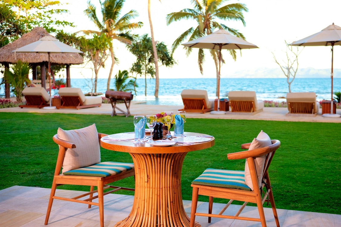 alfresco dining at the clubhouse nanuku resort fiji