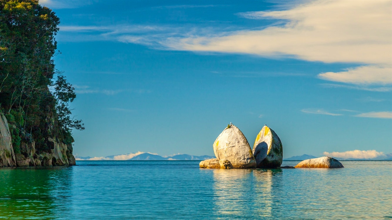 split apple rock in abel tasman national park