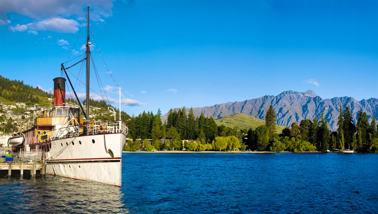lake wakatipu queenstown in new zealand
