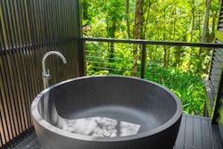 riverhouse outdoor bathtub at silky oaks lodge queensland