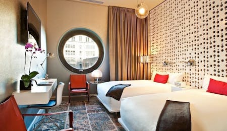 2 double beds silver room