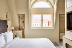 1 King Bed / 1 King Bed View