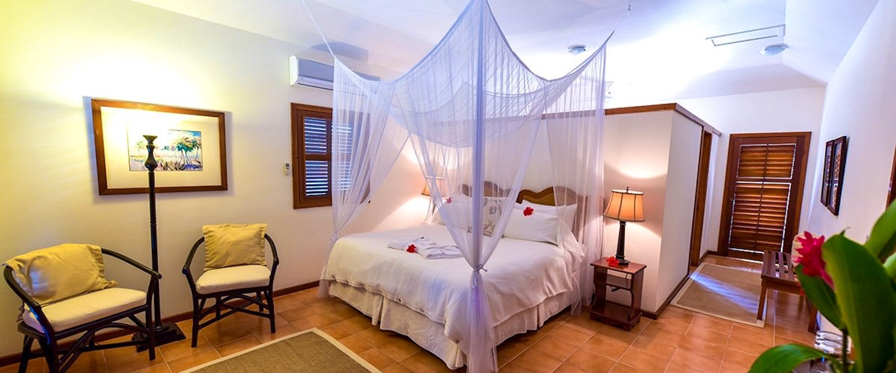 infinity pool next to the ocean at victoria house