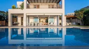 Immerse yourself in relaxation and luxury in this chic villa<place>Villa Ammos</place><fomo>183</fomo>