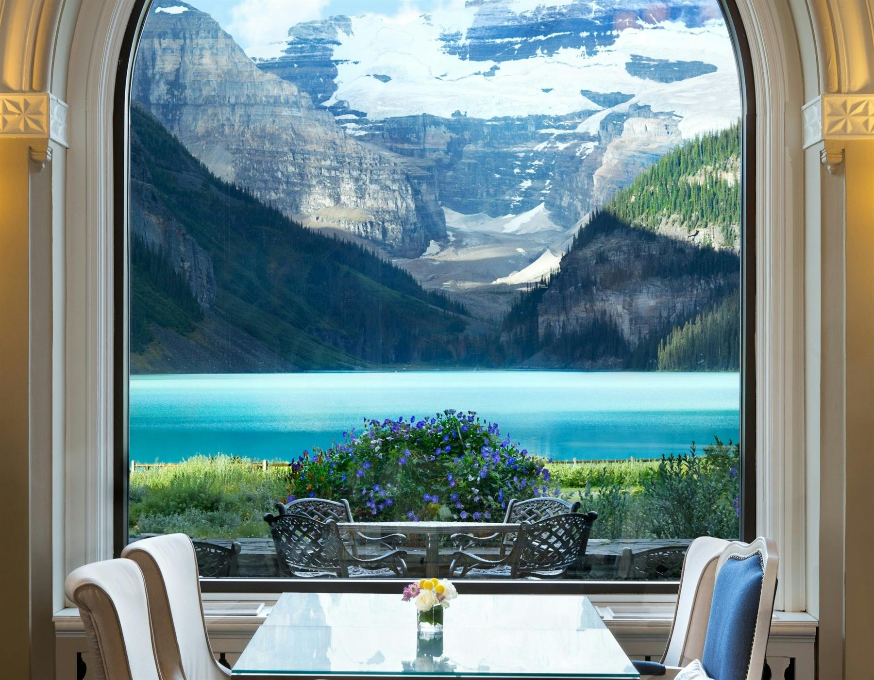 lakeview lounge at fairmont chateau lake louise alberta 
