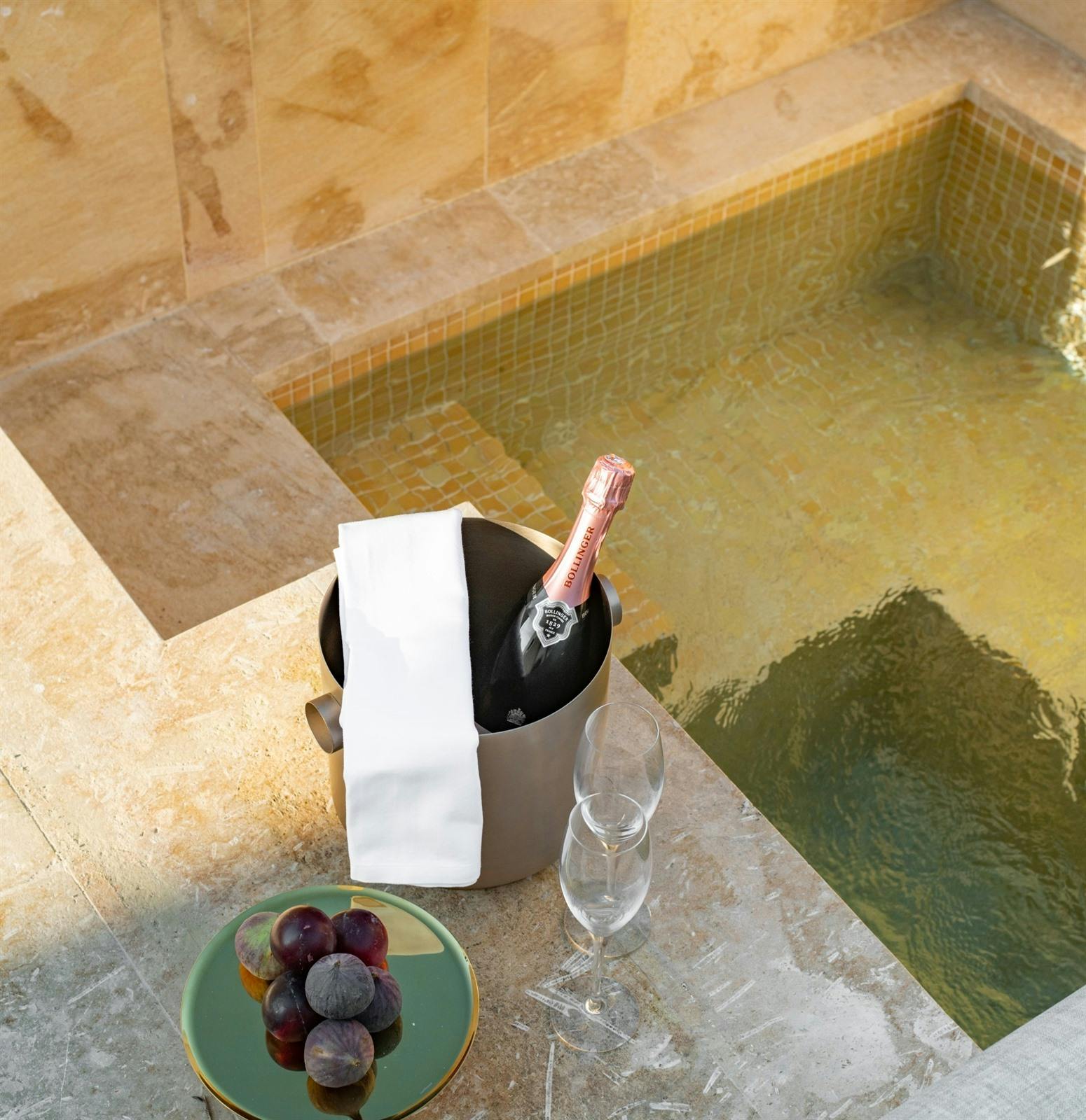 Iniala Modern Pool Suite